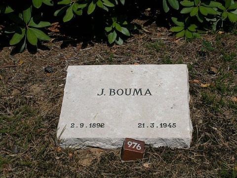 Zijn graf op de Ere Begraafplaats in Loenen vak A976