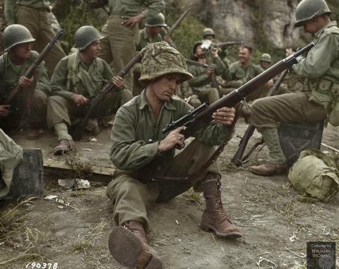 Amerikaanse scherpschutter (z.g. sniper) bereidt zich voor op het volgende gevecht.