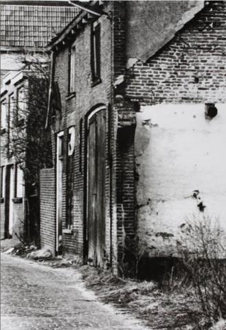 Zutphen: Polsbroek - kijkend richting Laarstraat. Pakhuis rechts van Fa. van Zeben. Hoge pand op het eind is de winkel met woonhuis van de firma. (ErfgoedcentrumZutphen)