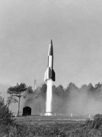 De V2 werd  gelukkig voor de Geallieerden aan het eind van WW2 in gebruik genomen. Het bleek het perfecte moordwapen dat de oorlog veel langer had kunnen laten duren.