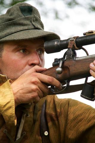 Een Duitse scherpschutter (sniper)