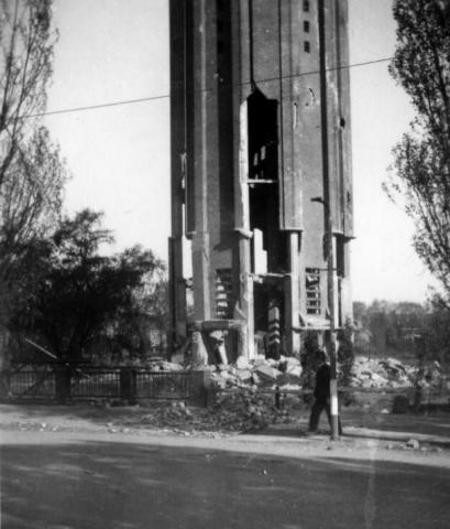 De zwaar beschadigde watertoren