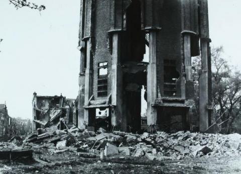 De zwaar beschadigde watertoren