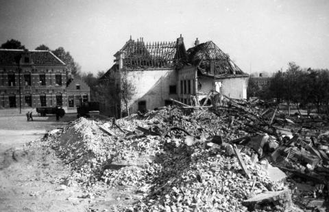 De Fordgarage/Kazerne op de 's Gravenhof, opgeblazen door de nazi's. 