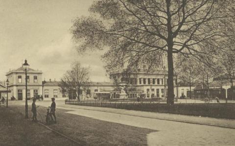Het ooit prachtige Stationsplein, met het beeld Manus in het midden