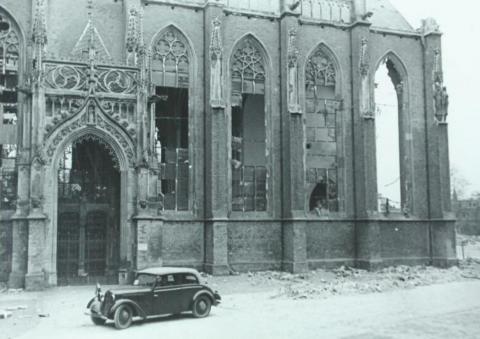 De schade na het opblazen van de traptoren van de Sint Walburgiskerk tijdens de bevrijding van Zutphen, begin april 1945. 