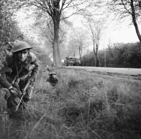 Een van de oprukkende Geallieerde soldaten