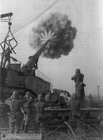 Duitsers hadden kanonnen van giga afmetingen, gebouwd op treinwagons, zoals hier de Krupp K5