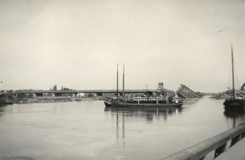 De IJssel met de opgeblazen brug op de achtergrond