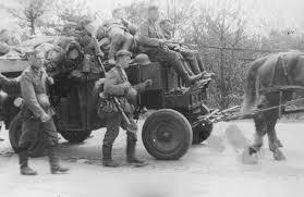Veel militair verkeer met paarden op straat