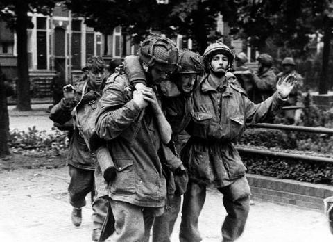 Gevangengenomen Tommies praatten gemoedelijk met elkaar