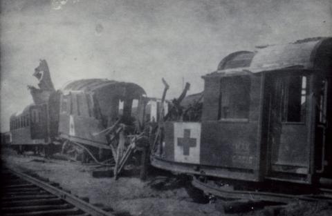 Zelfs de treinwagons van het Rode Kruis werden een doelwit...
