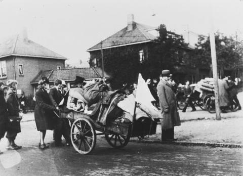 Achter een kinderwagen op klompen