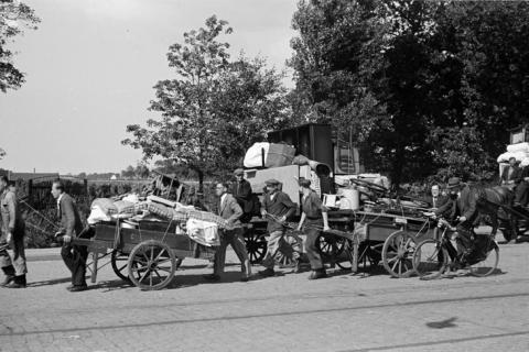 Met 3 weken oude babies op een handkar onderweg [..]