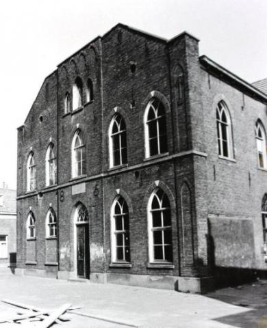  De oude St. Hubertusschool naast de RK-kerk 