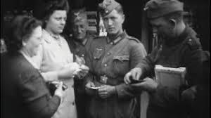Duitse soldaten druk doende met het inkopen van eten