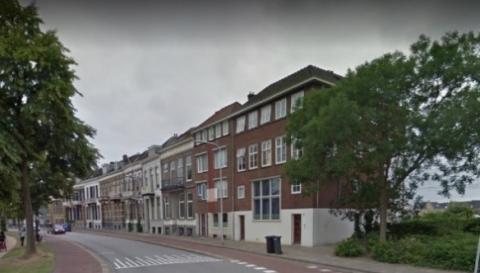 Dit pand op de hoek moest na haar vernieting door de aanvallende Geallieerden opnieuw worden gebouwd