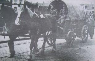 Steeds vaker vanwege benzineschaarste met paard en wagen