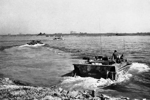 Ze staken de Rijn over nu eens niet met gammele roeibootjes maar met gepantserde en bewapende Buffalo's