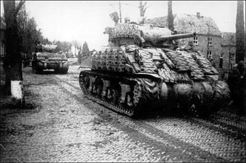 Geallieerden tanks trekken de Achterhoek binnen