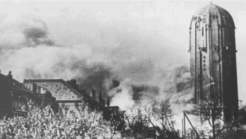 De watertoren bleef staan ondanks de vele pogingen om hem om te leggen