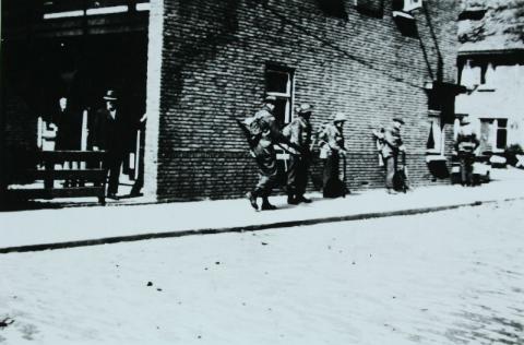 Enige Canadezen in een straat aan de rand van Zutphen
