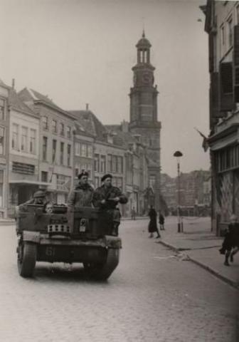 De Canadezen op de Houtmarkt met op de achtergrond nog de onbeschadigde Wijnhuistoren