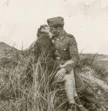 In deze oorlog ontstonden ook échte liefdes, met Duitse soldaten [verboden], maar ook met Geallieerde soldaten.