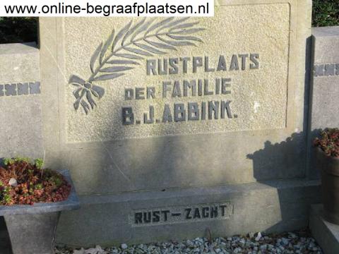 Het familiegraf van de vier leden van de familie Abbink
