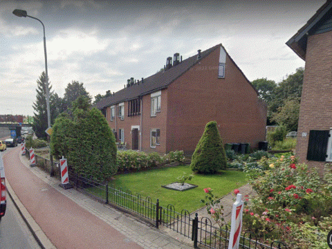 Het nieuw gebouwde hoekhuis rechts van de spoorbrug staat op de plek waar ooit haar huis stond