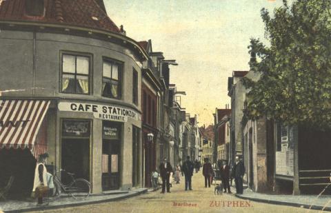 Het café links van Arnoldus Martinus Hoegen Dijkhof in de Barlheze