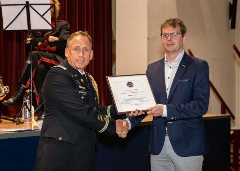 Uitreiking onderscheiding aan kleinzoon op 1 oktober 2021 Leon van Tol krijgt de onderscheiding voor zijn grootvader (postuum), uitgereikt door Scott Morrison. Bron: Four Chaplains Memorial Foundation - Nico van der Steeg / Trustee Netherlands