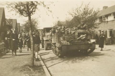 De eerste Canadezen van het Canadese regiment Queen's Own Rifles rijden het dorp binnen (toen nog de Boonendaalscheweg).