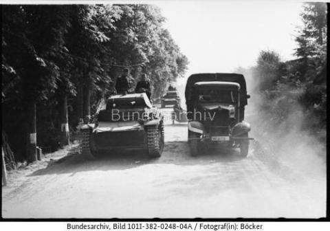 Veel verkeer langs de straat