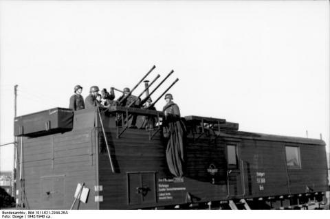 Een FLAK gemonteerd op een wagon