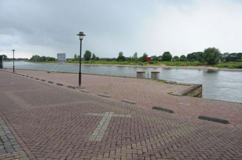 De plek op de IJsselkade waar de negen gevangenen werden gefusilleerd