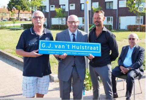 Naar verzetsheld Gradus Johannes van 't Hul is een straat in Zutphen vernoemd. Zijn zoon Leo staat in het midden. Links van hem diens zoon, die ook Gradus Johannes van 't Hul heet. Rechts staand een ander familielid met de naam Gradus Johannes van 't Hul, de zoon van Leo's broer. Helemaal rechts, zittend: Harry Matser. © Gino Press