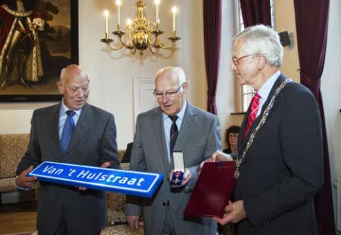 Zonen Leo en Henk van 't Hul bij de ceremonie op het stadhuis ter ere van het benoemen van een straat naar hun vader.