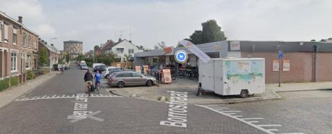 Samen met ene J. Hartman, boekbinder, woonde hij hier op De Weg Naar Laren 138, waar nu de Coop is gevestigd.