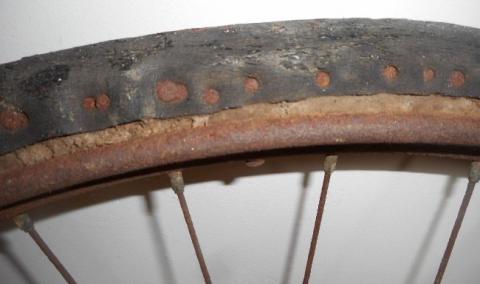 Een houten fietsband met rubber