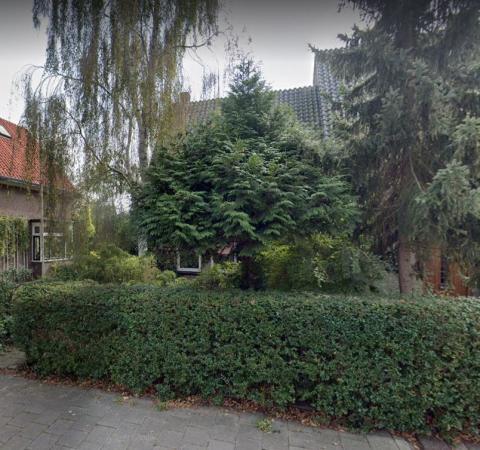 De IJsbaanstraat nr. 4, naast de Doopsgezinde Kerk.