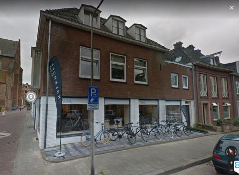 Op deze na Het Bombardement nieuw bebouwde plek stond ooit de winkel en het bovenhuis van de familie Koppers
