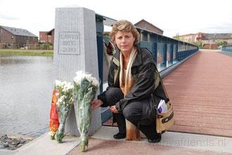 De nieuwe Lawes brug in de Leesten met kleindochter Debbie Lawes