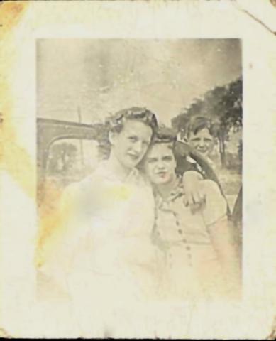 Foto van zijn vrouw (links) die op zijn lichaam werd aangetroffen 