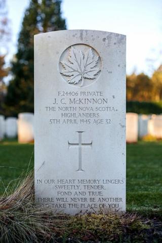 Het graf van John Charles McKinnon