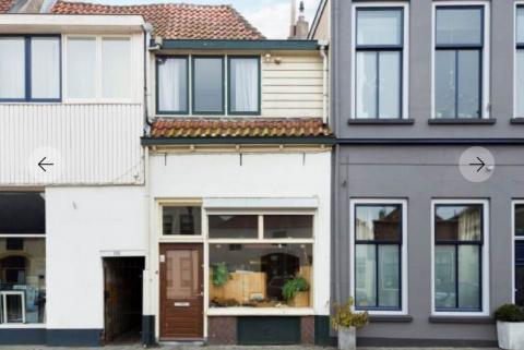 De Laarstraat 102 waar zijn sigarenwinkel was gevestigd.