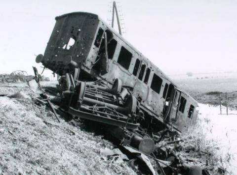 Donkere zwarte massa van wat ooit wagons waren