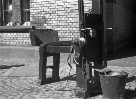 De guillotine zoals die werd gebruikt idoor de nazi's.