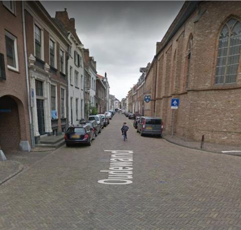 Hier aan de Oude Wand bracht hij zijn jeugdjaren door. Hij verbleef vaak bij zijn grootvader die hier een drukkerij had.
