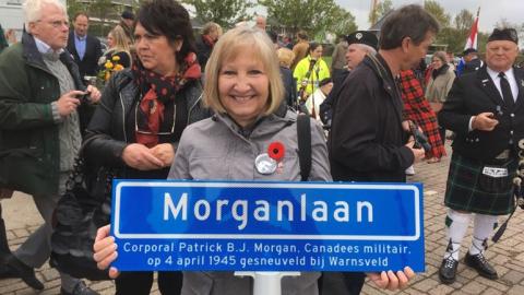Zijn nicht Veronica met het straatnamenbord met zijn naam